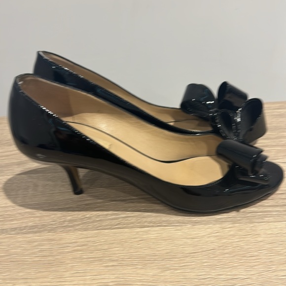 Pre-Owned VALENTINO Black Patent Leather Flat Bow Peep Toe Pumps Sz 40 - Picture 2 of 9